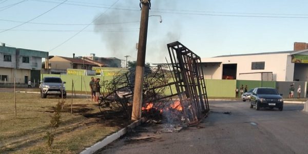 Caminhão pega fogo no Simões Lopes