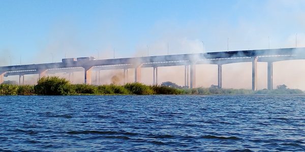 Vegetação próxima à ponte sobre o canal São Gonçalo pega fogo