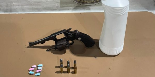 Homens são presos por embriaguez ao volante e posse irregular de arma de fogo