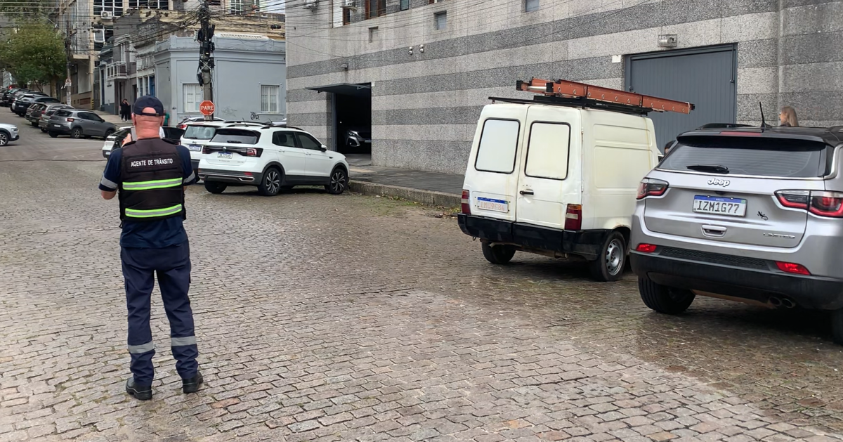 Vazamento de óleo de caminhão de lixo interdita rua em Pelotas