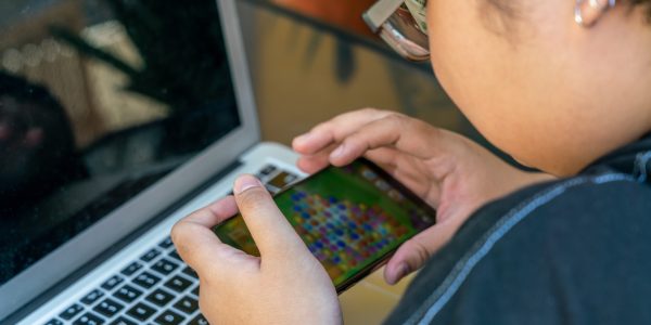 ECA Digital entra em vigor com regras mais rígidas para a proteção de crianças e adolescentes