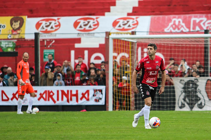 Ex-zagueiro Fernando Cardozo retorna ao Bento Freitas