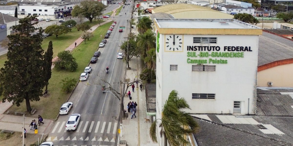 Alunos organizam protesto pelo direito das mulheres no IFSul