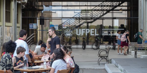 Em meio à greve dos servidores, 21 mil alunos da UFPel voltam às aulas nesta segunda-feira