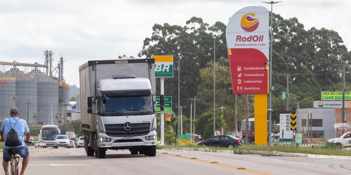 Caminhoneiros avaliam paralisação e convocam assembleia para esta quinta-feira