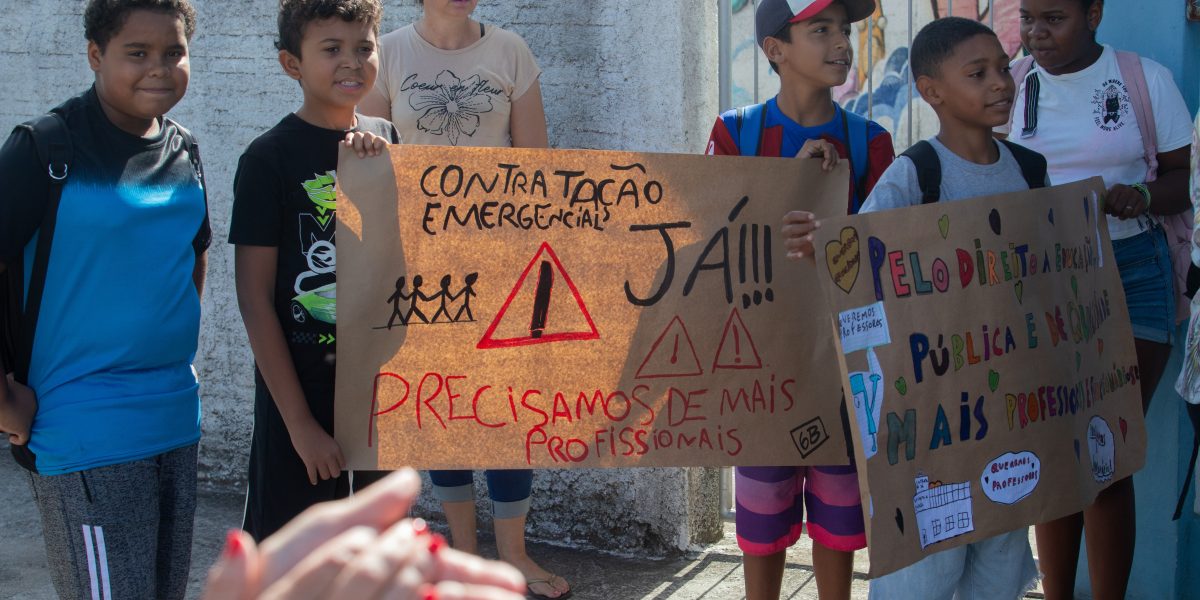 Comunidade escolar protesta por contratação emergencial de servidores