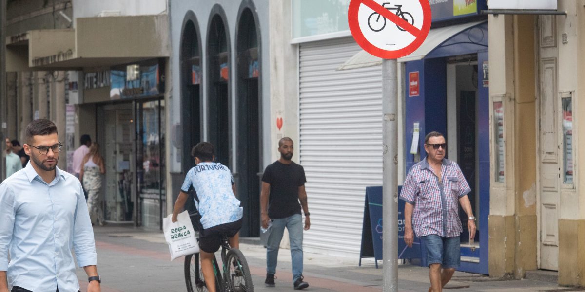 Seis meses após lei, bicicletas seguem circulando no Calçadão de Pelotas