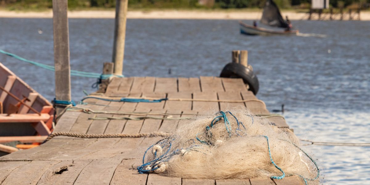 Fiscalização e baixa safra do camarão desafiam pescadores na Lagoa dos Patos