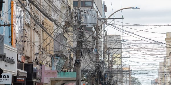 Retirada de fios avança lentamente um ano após início das ações