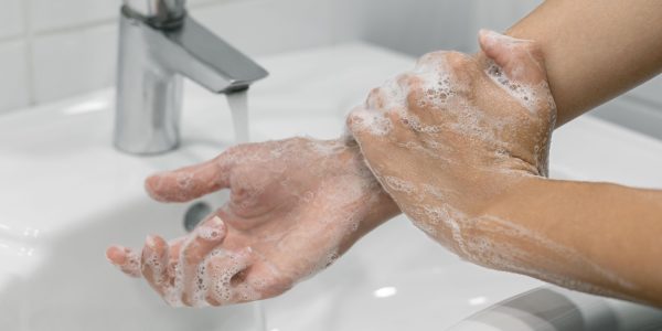 Infectologista orienta sobre sintomas, transmissão e prevenção do norovírus