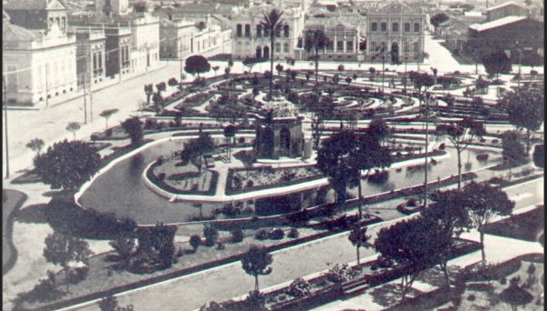 Famosa atriz brasileira se apresenta no teatro Politeama