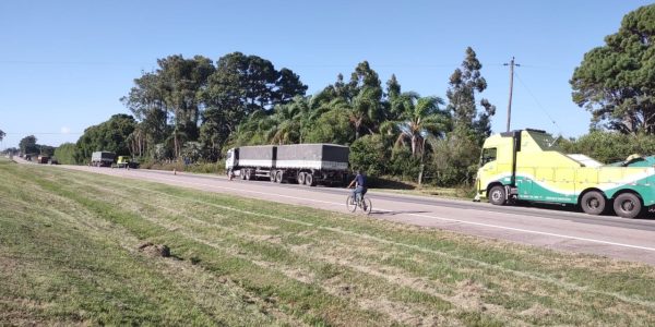 Acidente entre caminhões deixa um ferido leve na BR-392, em Rio Grande