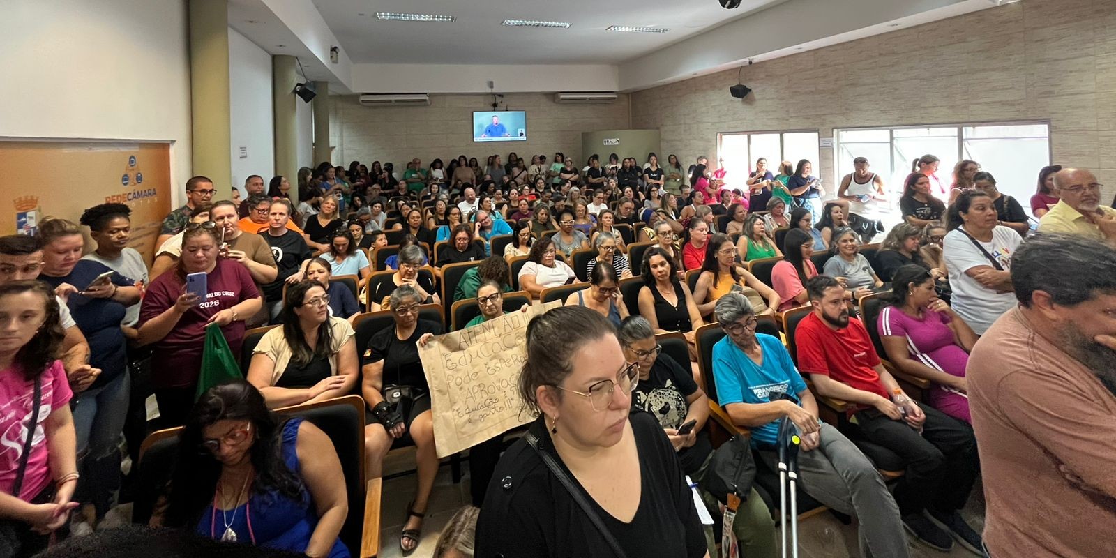 Projeto que autoriza contratações para as escolas segue sem data para votação