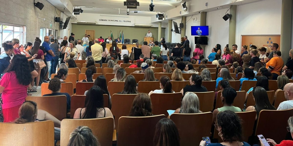 Professores e funcionários cobram aprovação de contratações na Câmara