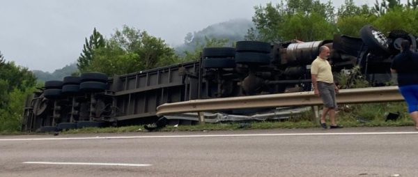 Caminhão tomba na BR-392 próximo a Santana da Boa Vista