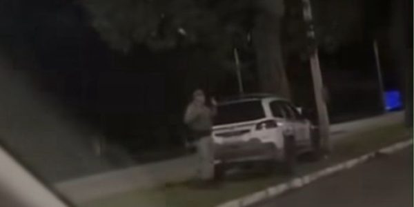 Viatura da Brigada Militar bate em árvore em Pelotas