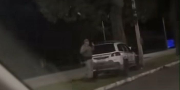 Viatura da Brigada Militar bate em árvore em Pelotas