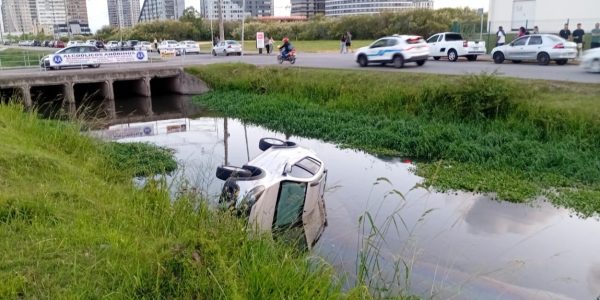 Carro tomba em canalete da avenida São Francisco de Paula