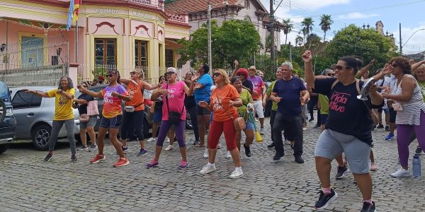 Alunos do Vida Ativa manifestam em frente à Câmara pela continuidade do projeto