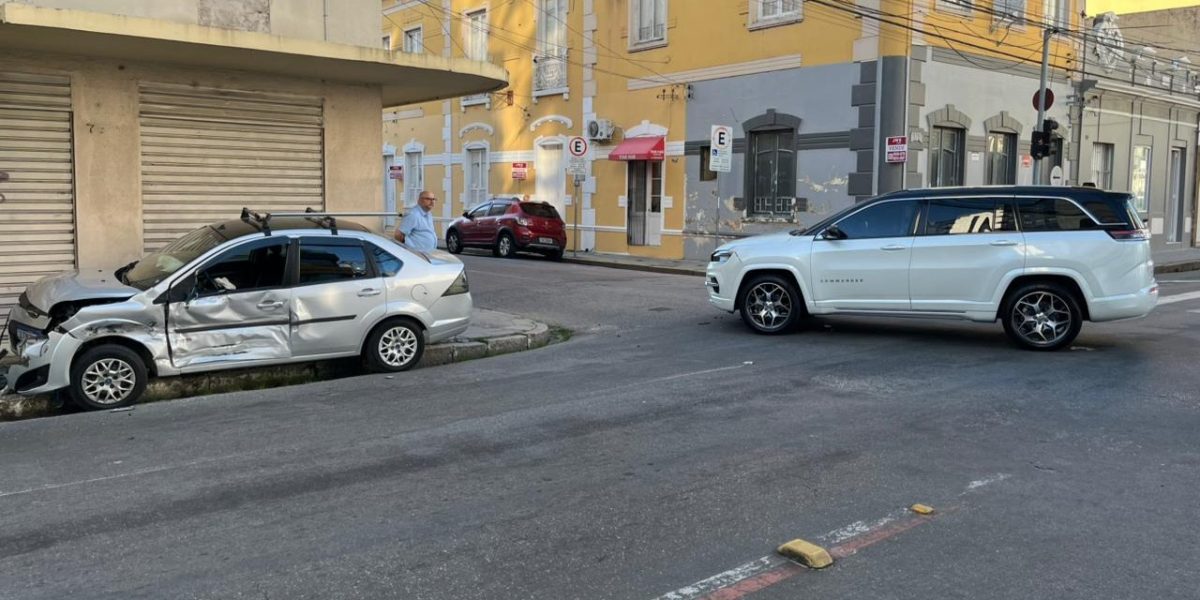 Carro vai parar em cima da calçada após colisão no Centro de Pelotas
