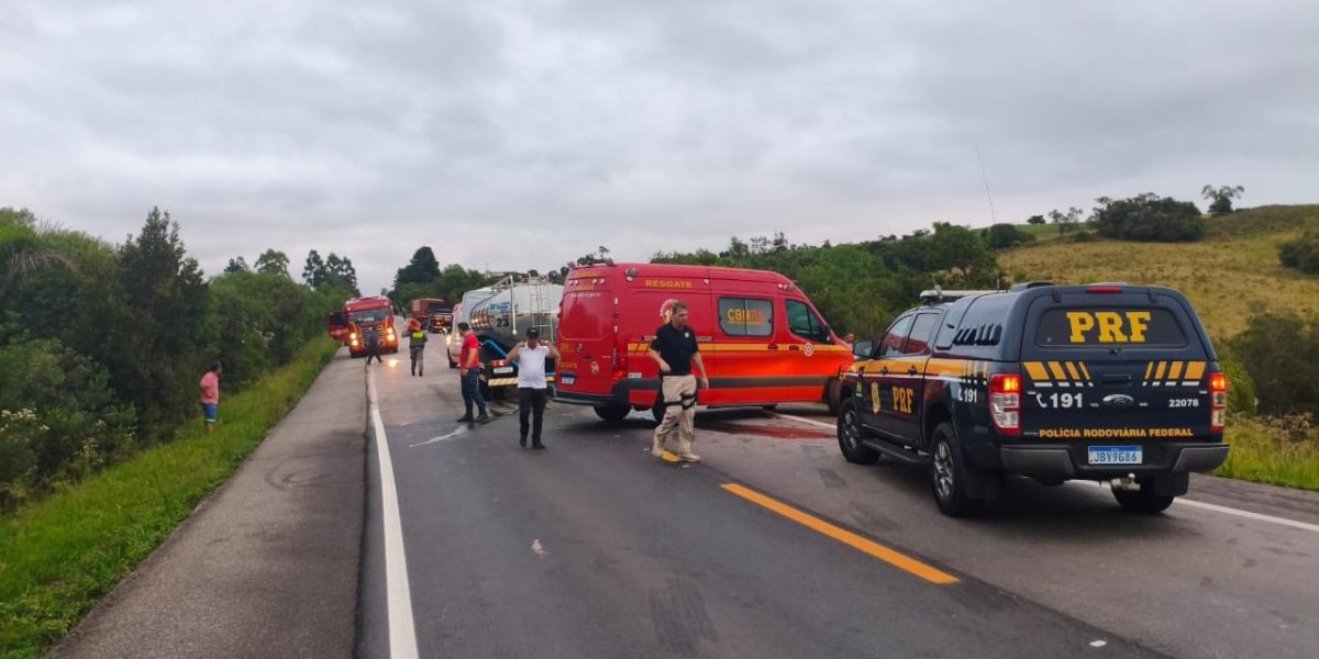 Colisão entre caminhões deixa feridos e causa congestionamento na BR-293