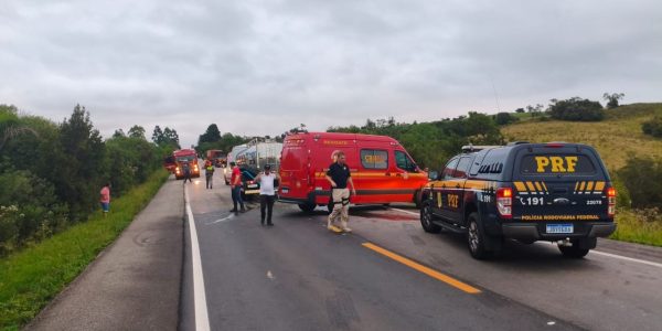 Colisão entre caminhões deixa feridos e causa congestionamento na BR-293