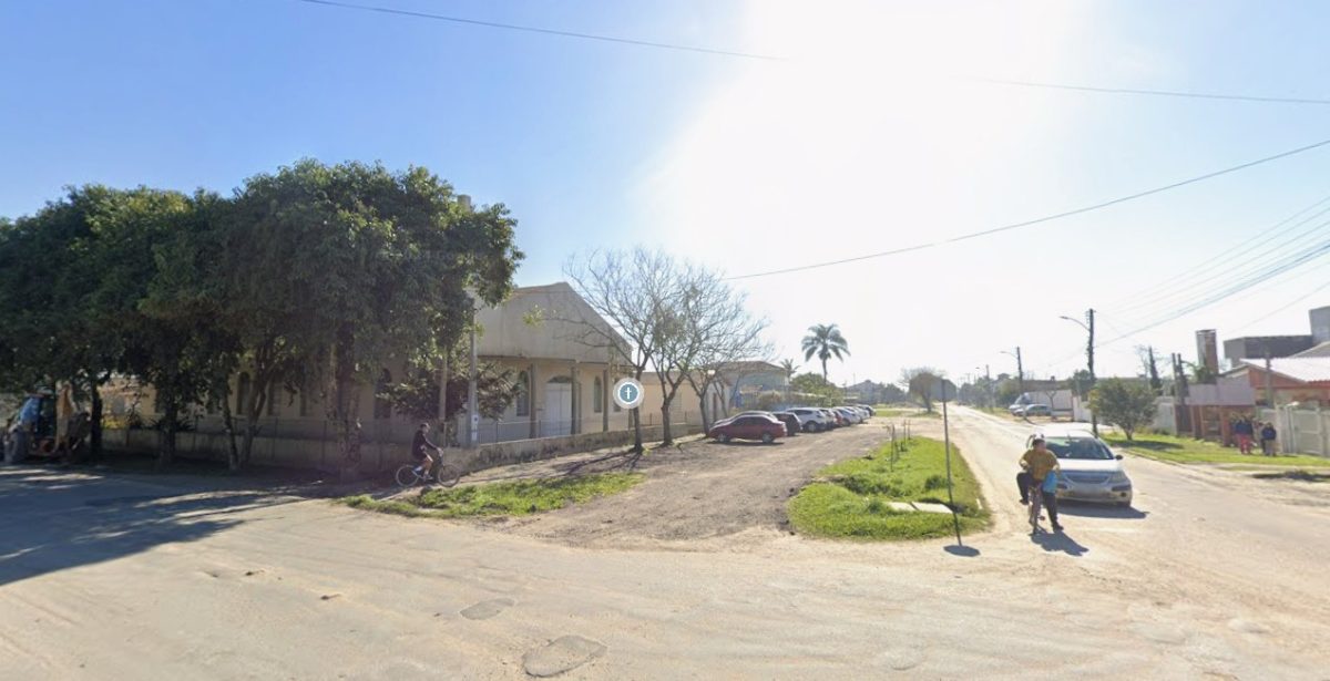 Motorista atropela adolescentes em bicicletas e foge do local, em Pelotas