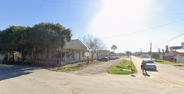 Motorista atropela adolescentes em bicicletas e foge do local, em Pelotas