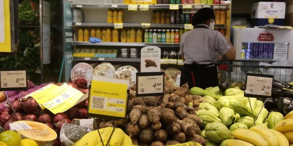 Endividamento de trabalhadores do setor supermercadista afeta consumo e gera demissões