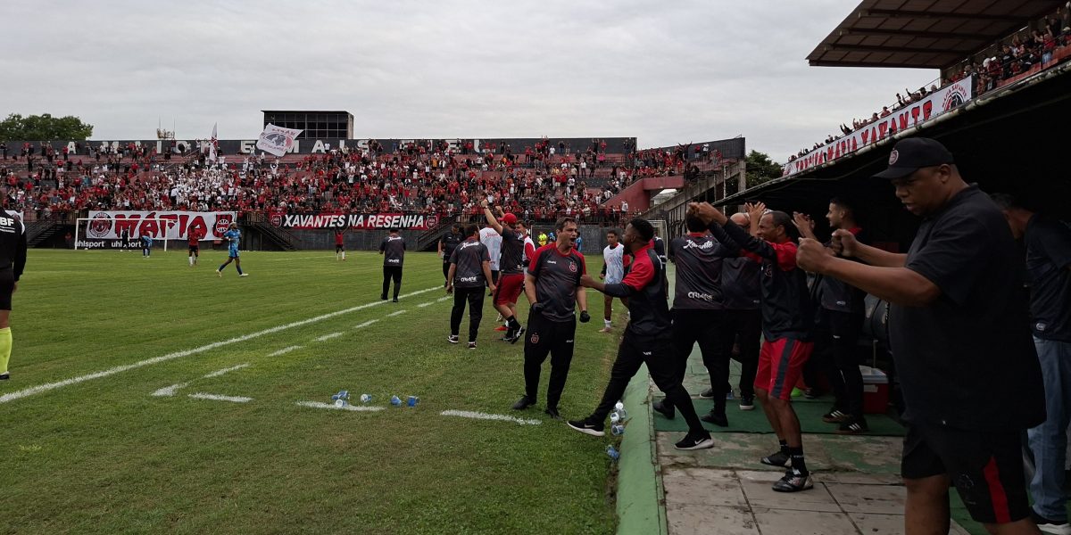 Brasil estreia com vitória, mostra força ofensiva e segura pressão no fim