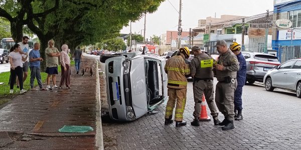 Capotamento após colisão entre três veículos é registrado em Pelotas