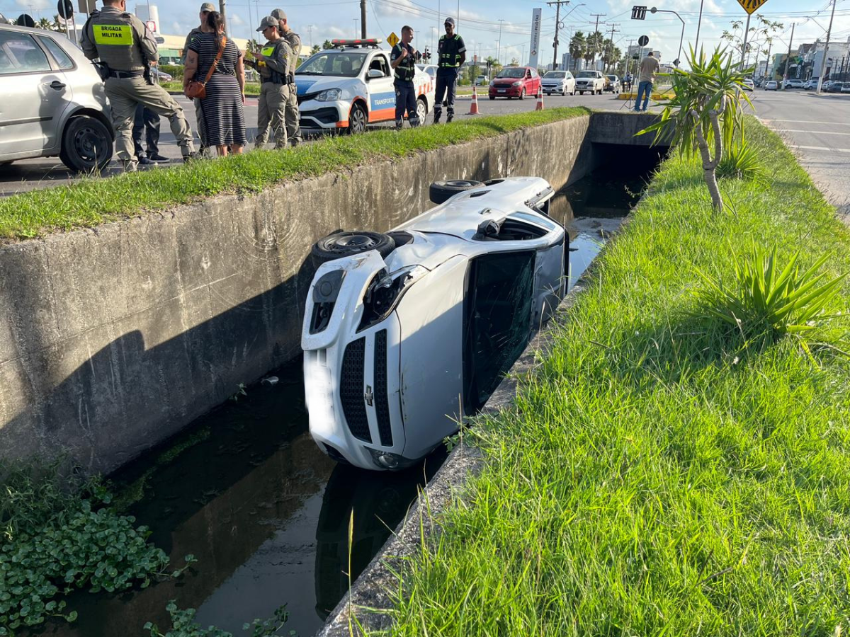 Carro cai em canal na Ferreira Viana e deixa motorista ferido