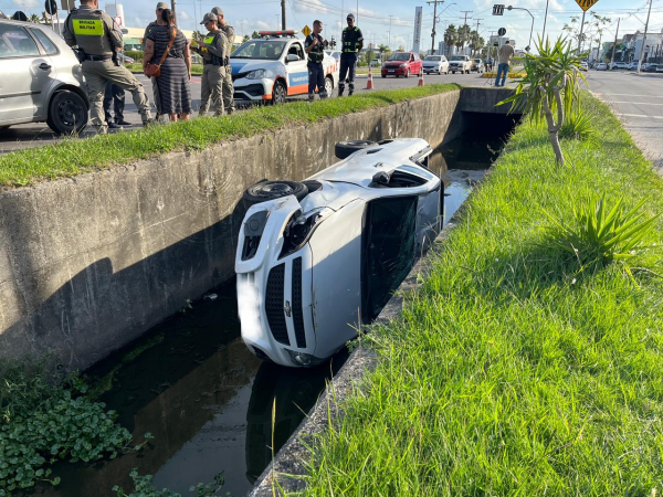 Carro cai em canal na Ferreira Viana e deixa motorista ferido