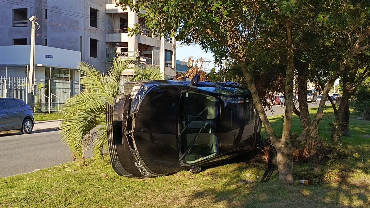 Carro capota após acidente nas Três Vendas