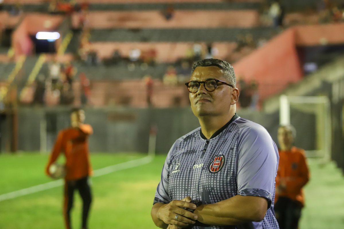 Gilson Maciel fala do desafio de atuar no gramado sintético: “O jogo se torna muito de primeira e segunda bola”