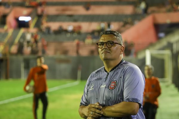 Gilson Maciel fala do desafio de atuar no gramado sintético: “O jogo se torna muito de primeira e segunda bola”