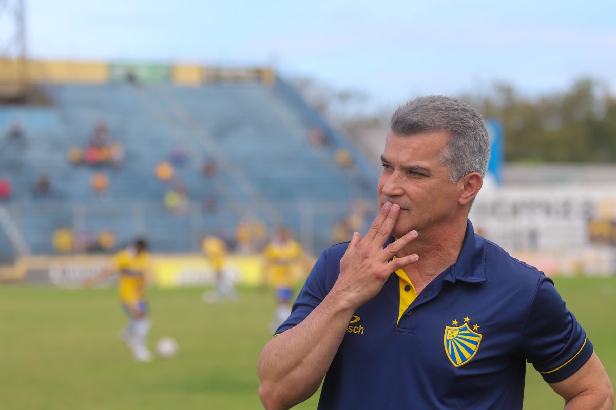 Demitido na Paraíba, Alessandro Telles entra na lista de possíveis técnicos do Pelotas