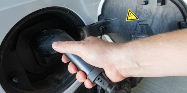 Pelotas sanciona lei que autoriza instalação de carregadores para veículos elétricos em condomínios