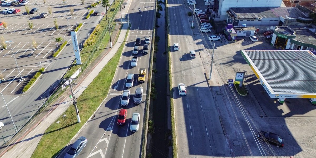 Prefeitura diz que vai reforçar ações após quedas de carros em canais