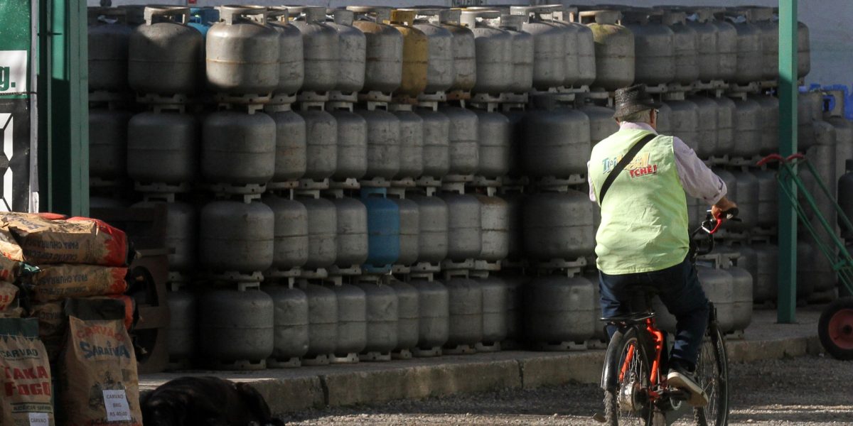 Alta de 11% no gás reduz efeito do auxílio para famílias de baixa renda