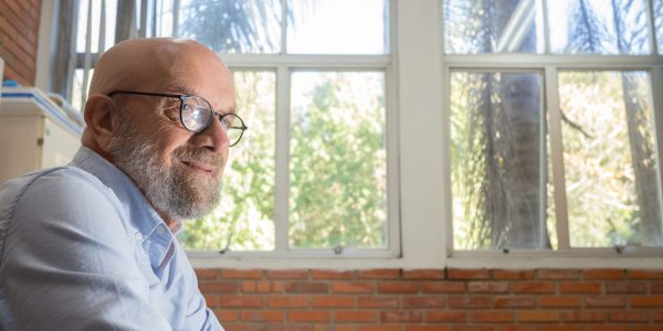 Com 50 anos de carreira, professor mais longevo da Medicina da UFPel segue na ativa