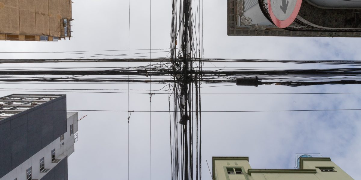 Ministério Público aciona Justiça para obrigar retirada de fios soltos em Pelotas