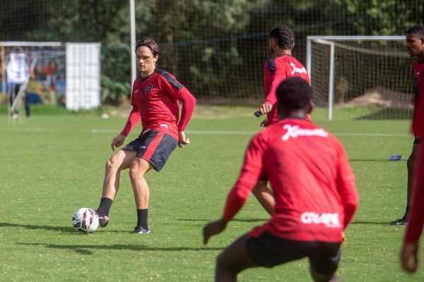 Júlio Simas projeta sequência do Brasil e diz que também pode atuar mais avançado