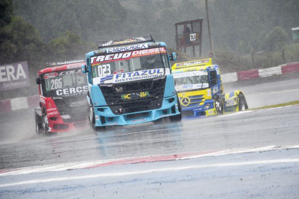 Jorginho Feio sobe ao pódio na SpeedMax, mas cai posições na Fórmula Truck