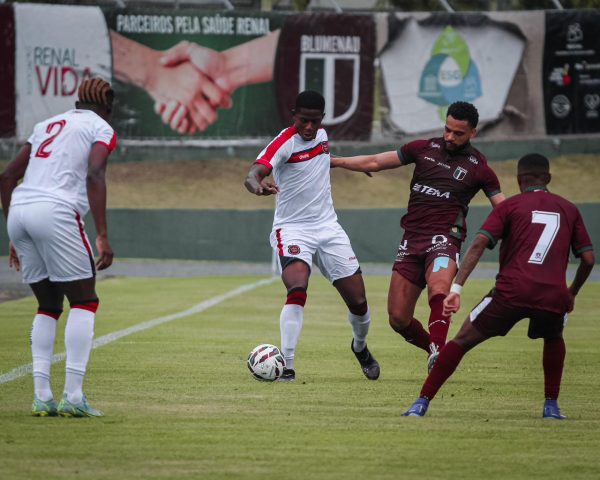 Brasil não aproveita jogador a mais e perde para o Blumenau