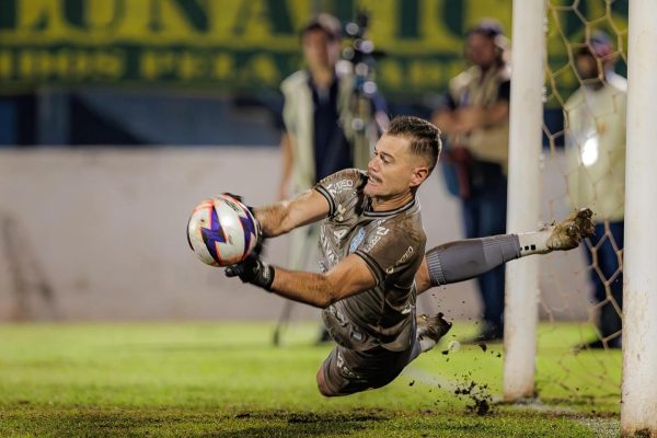 Goleiro acertado com o Pelotas pega três pênaltis em acesso do Marília
