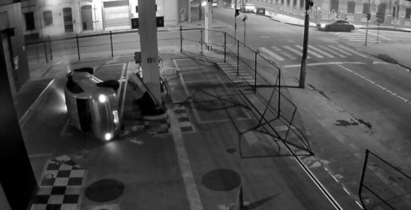 Carro invade posto de combustíveis e capota em Pelotas
