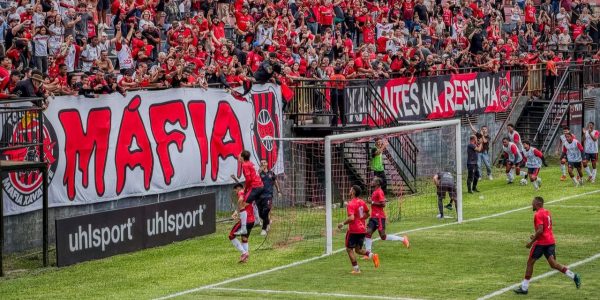 Brasil estreia com vitória, mostra força ofensiva e segura pressão no fim