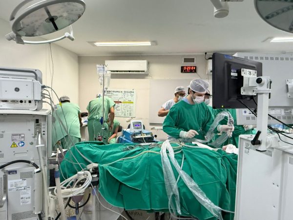 Hospital Universitário realiza cirurgia minimamente invasiva para retirada de tumor cerebral por via nasal