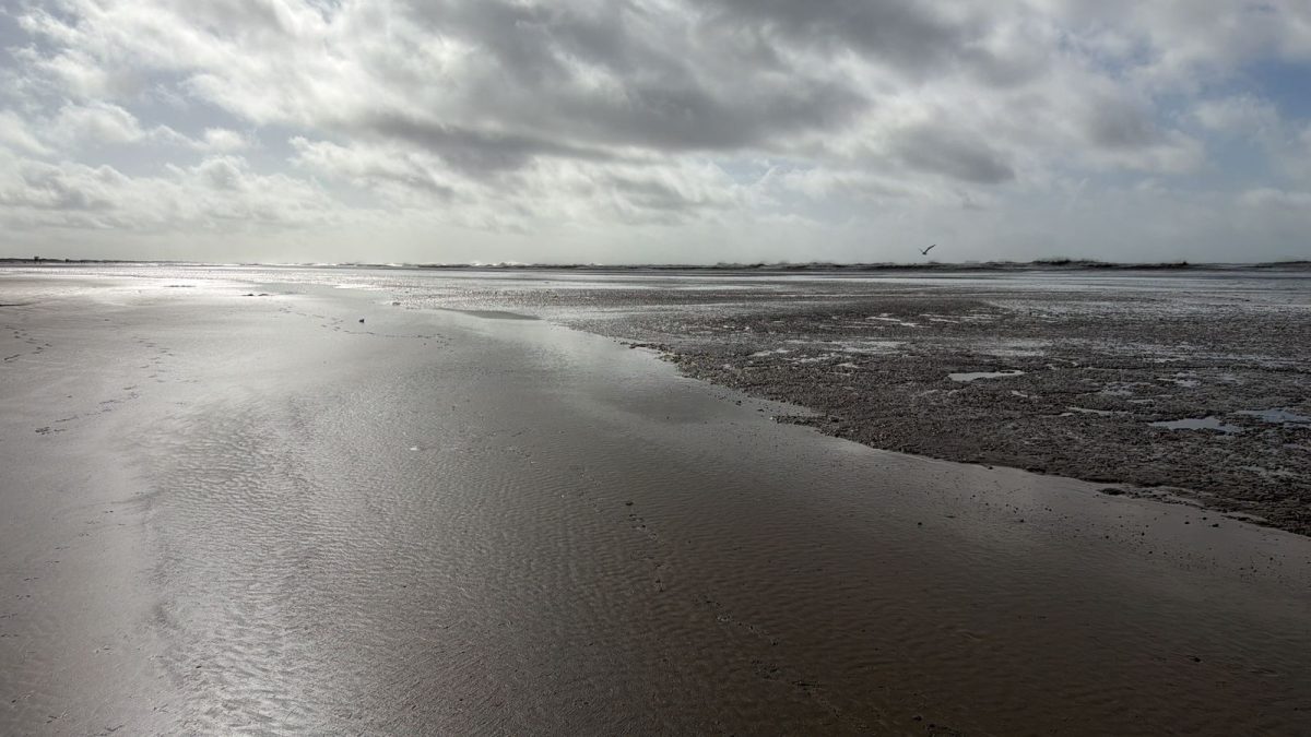 Ciclone leva lama para a orla da praia do Cassino